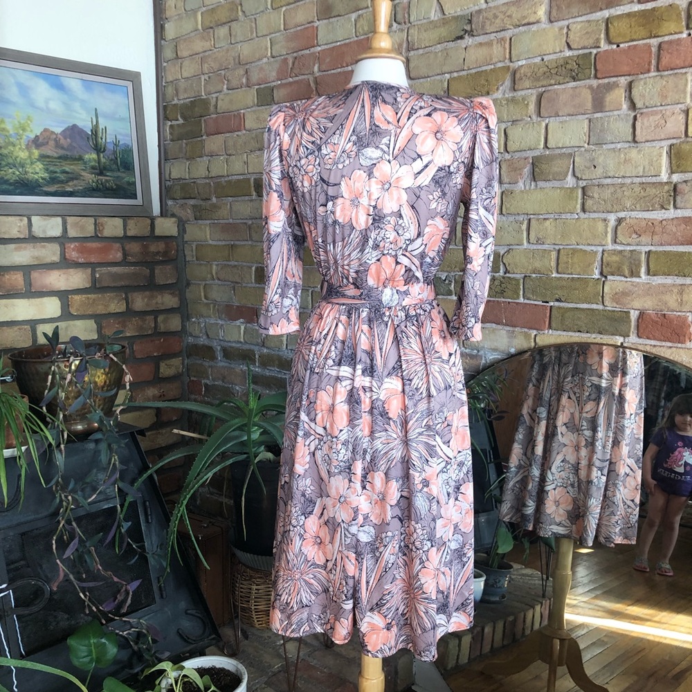 Vintage 80s does 40s floral print dress size s/m in peach and taupe. - Picture 3 of 4